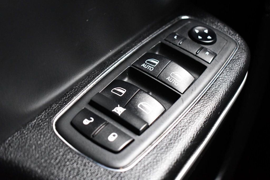 Used 2019 Chrysler 300 S image 22