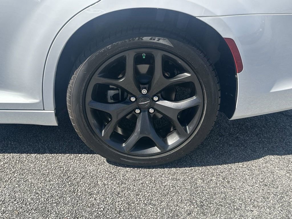 Used 2023 Chrysler 300 Touring w/ Sport Appearance Package image 17