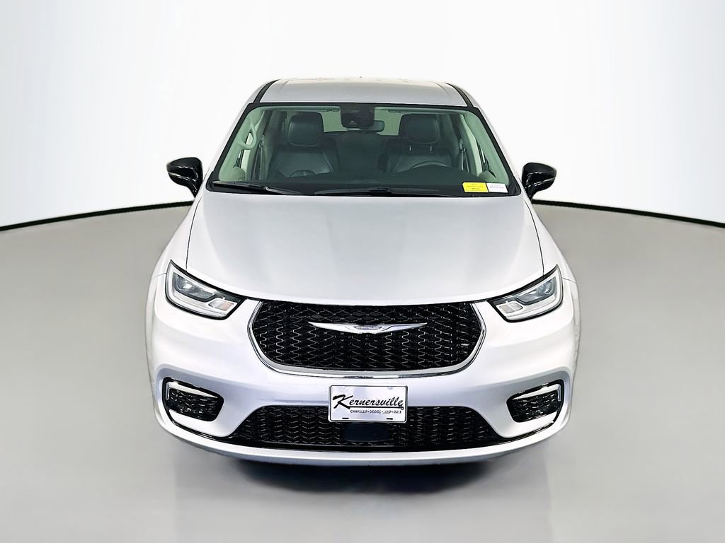 Used 2024 Chrysler Pacifica Touring-L image 2