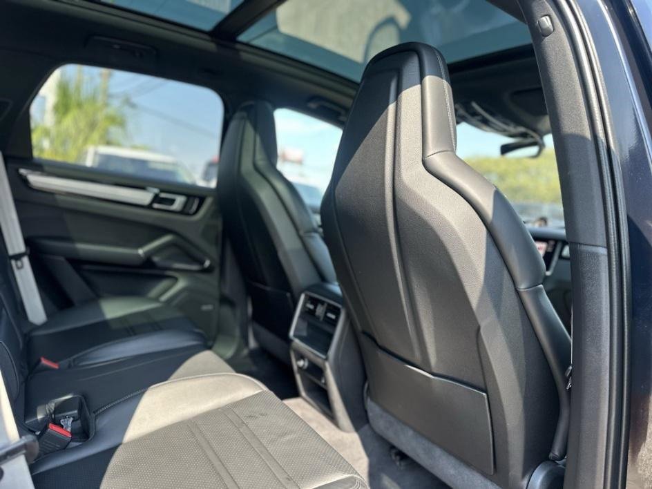 Used 2022 Porsche Cayenne Platinum Edition image 21