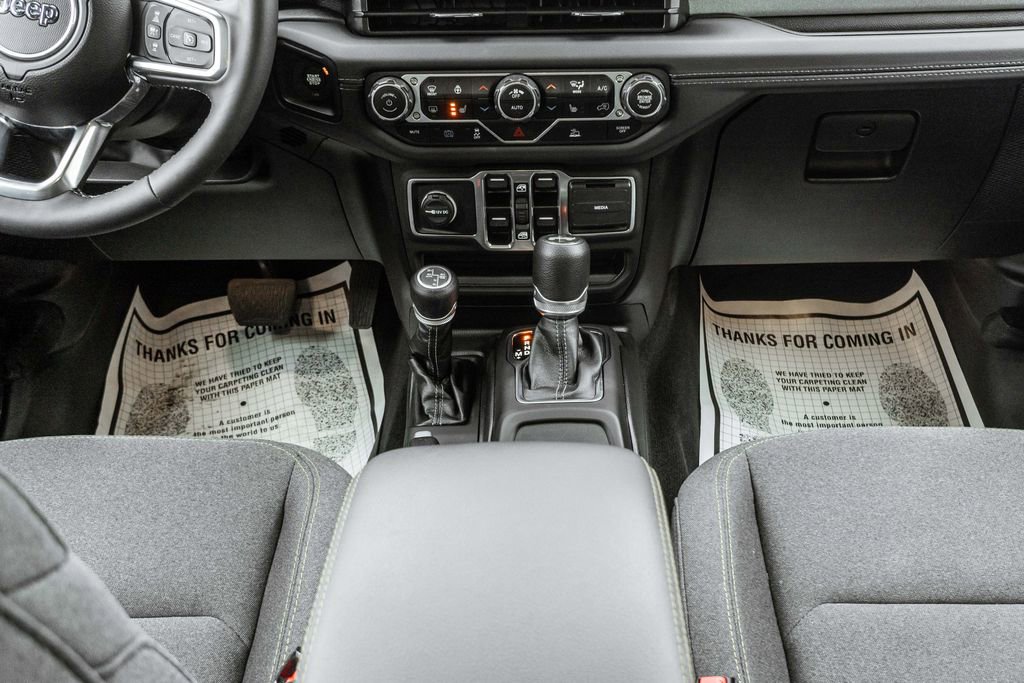 Used 2025 Jeep Wrangler Unlimited Sahara image 13