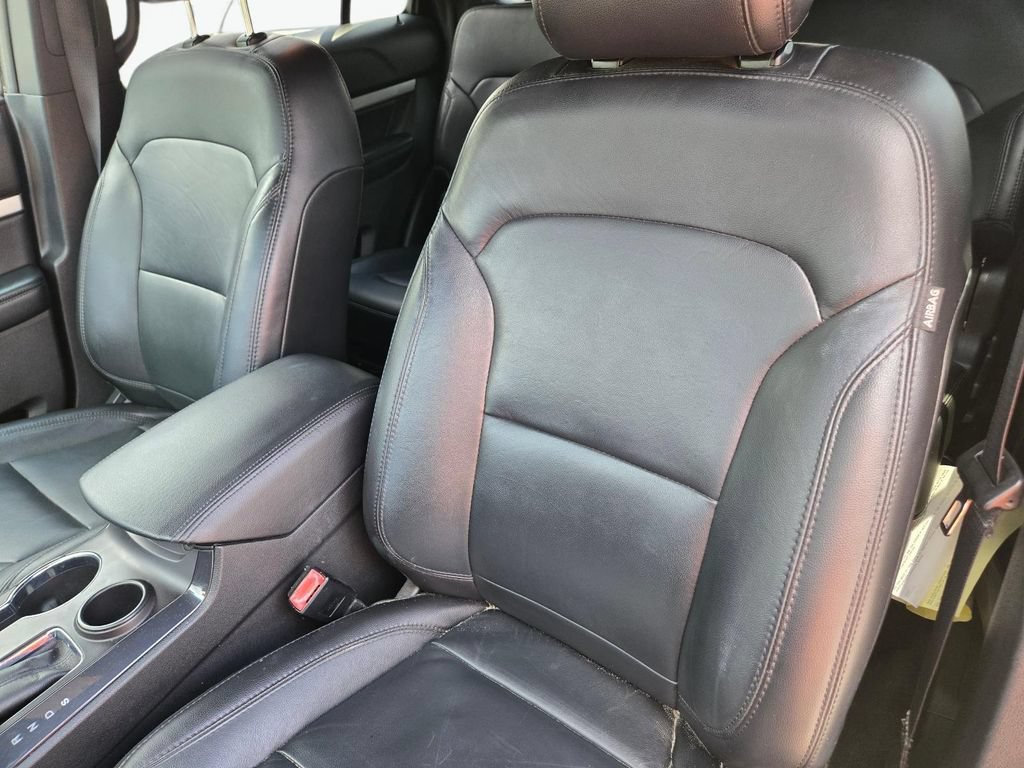 Used 2017 Ford Explorer XLT w/ Equipment Group 202A FWD image 13