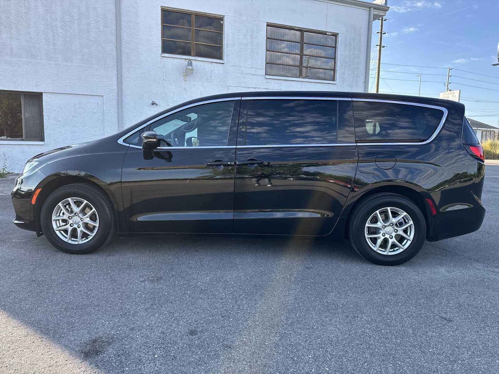Used 2025 Chrysler Pacifica Select FWD image 3