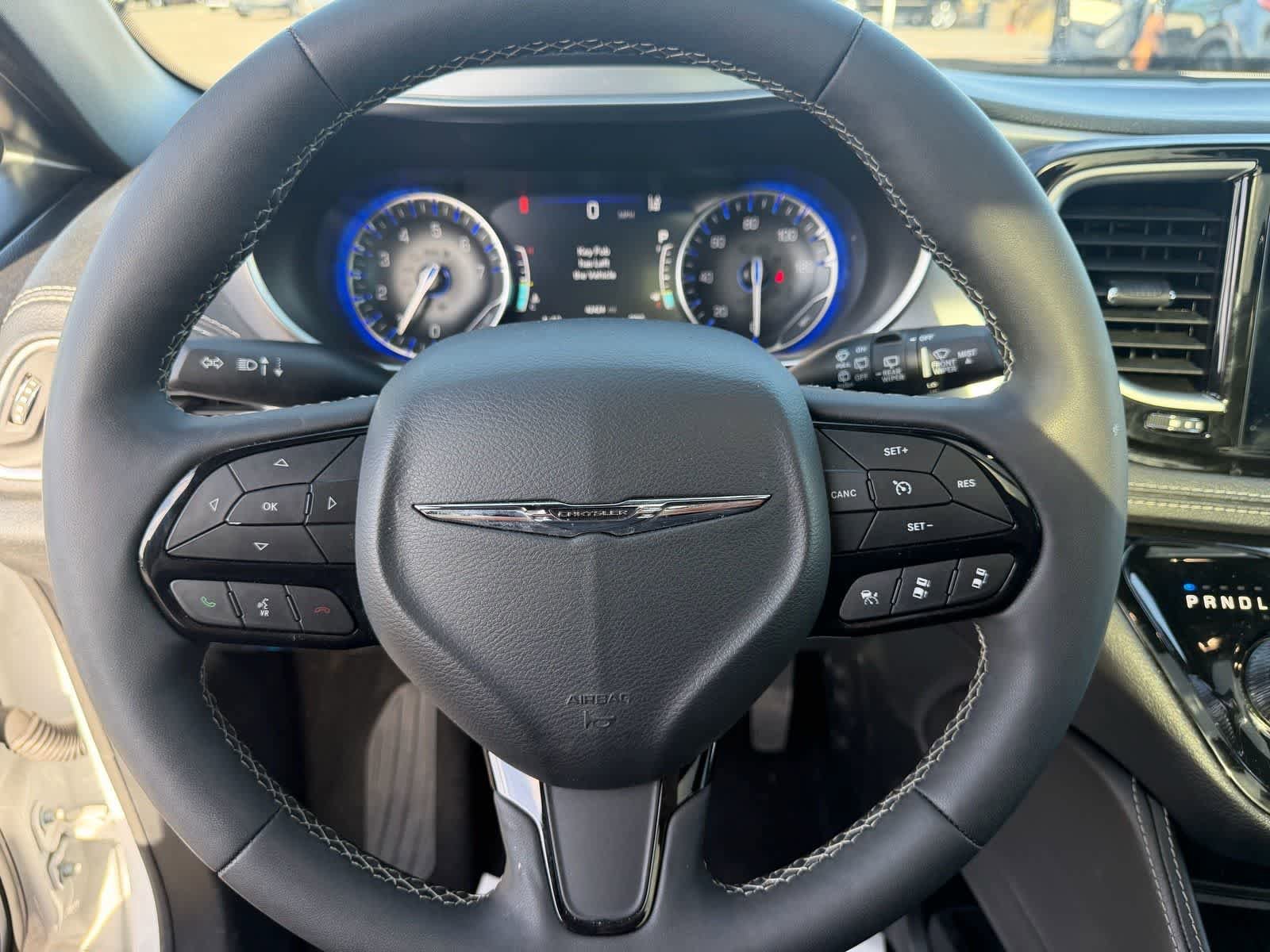 Used 2025 Chrysler Pacifica Limited image 15