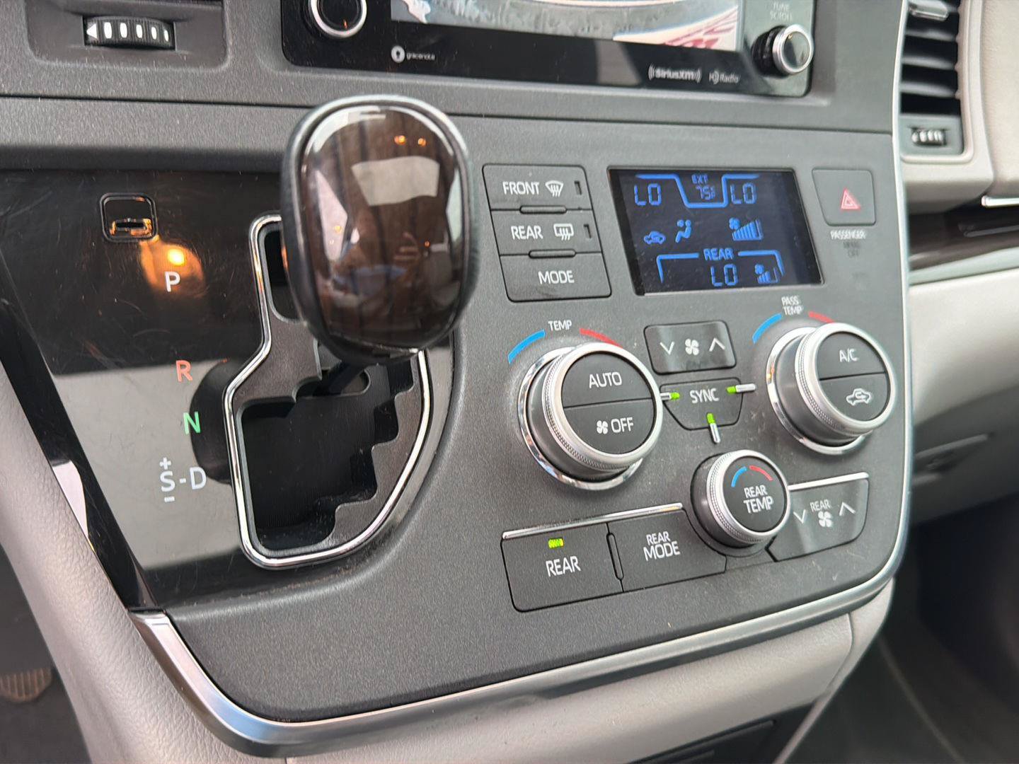 Used 2019 Toyota Sienna XLE Premium FWD image 25