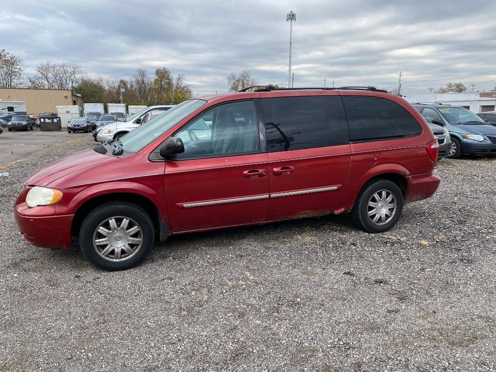 Used 2007 Chrysler Town & Country Touring image 3