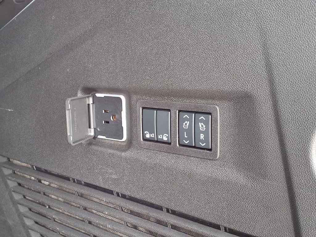 Used 2026 Chevrolet Suburban Z71 w/ Comfort Package AWD/4WD image 21