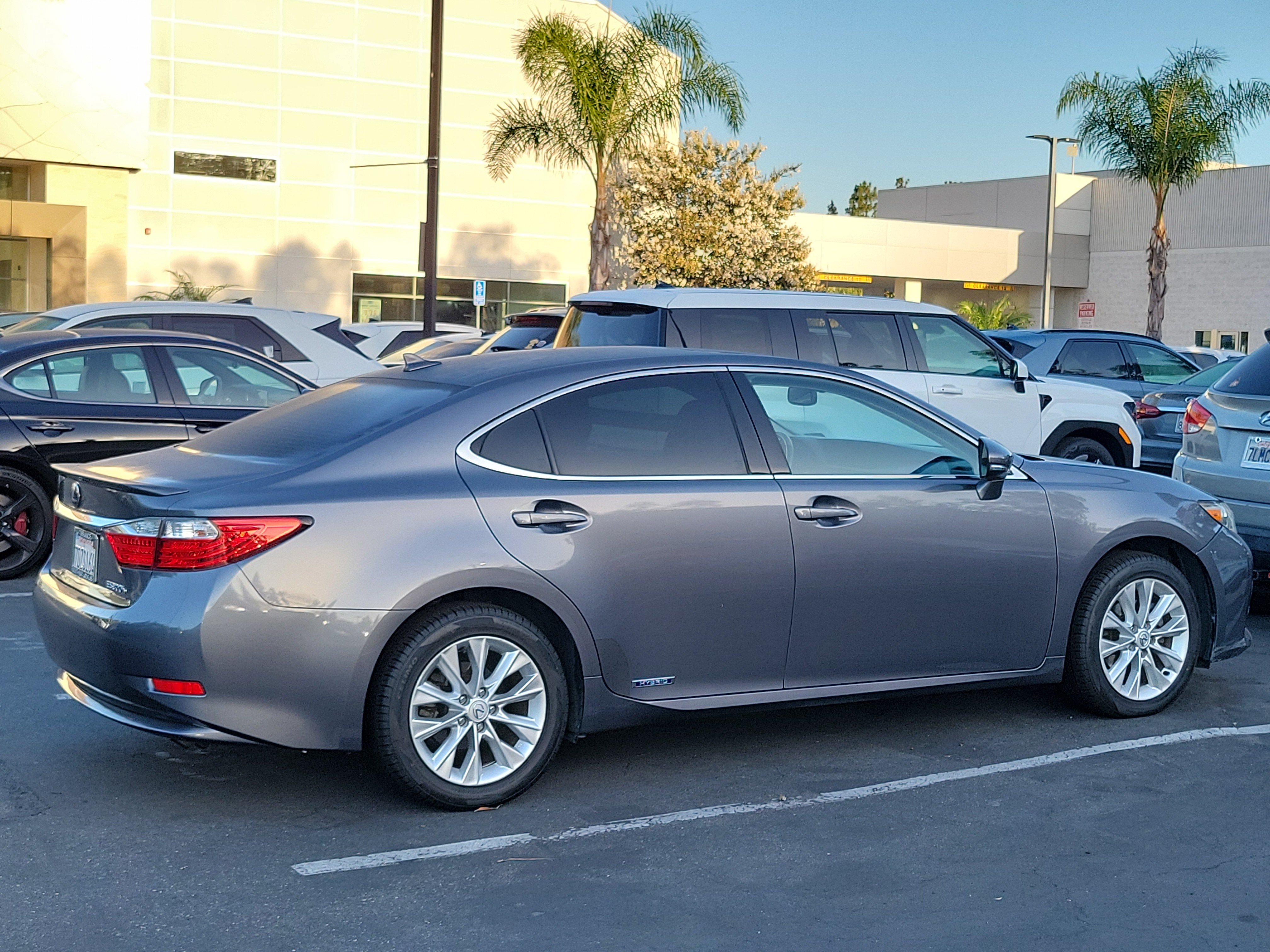Used 2014 Lexus ES 300h w/ Luxury Package w/Bamboo Trim FWD image 2