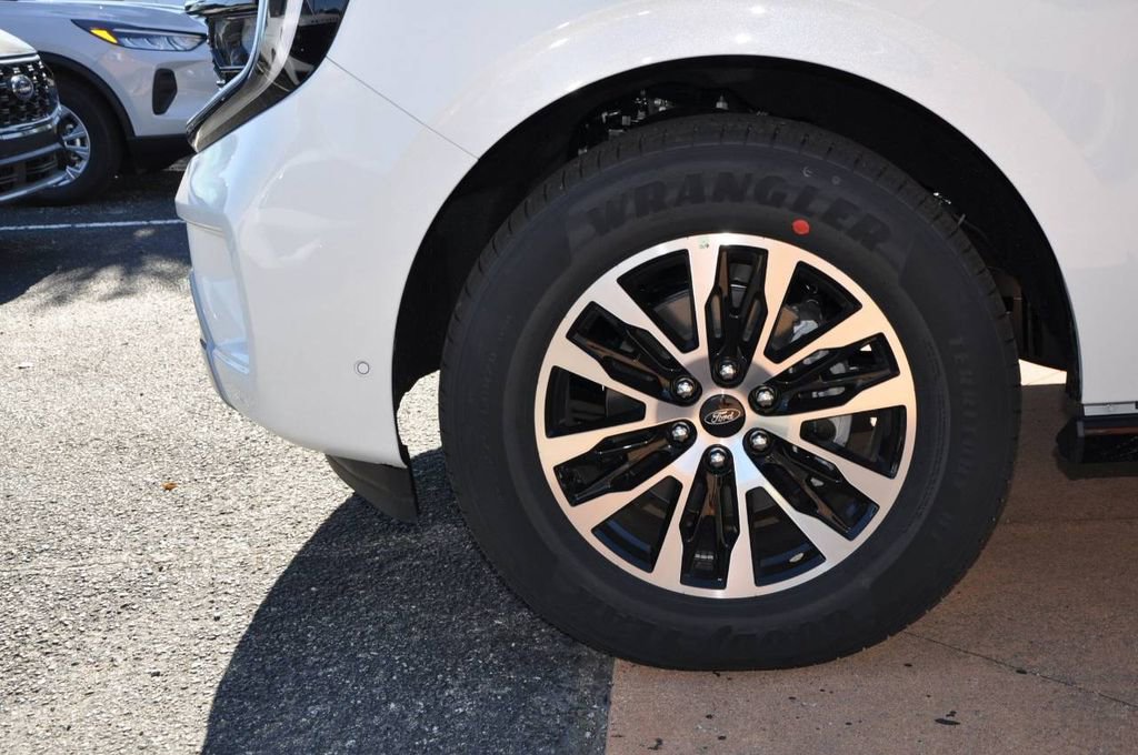New 2025 Ford Expedition Platinum image 9