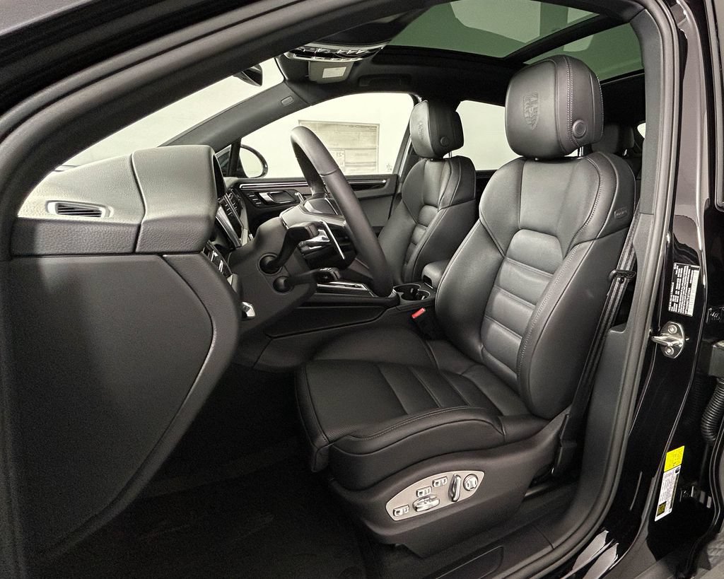 New 2026 Porsche Macan AWD/4WD image 5