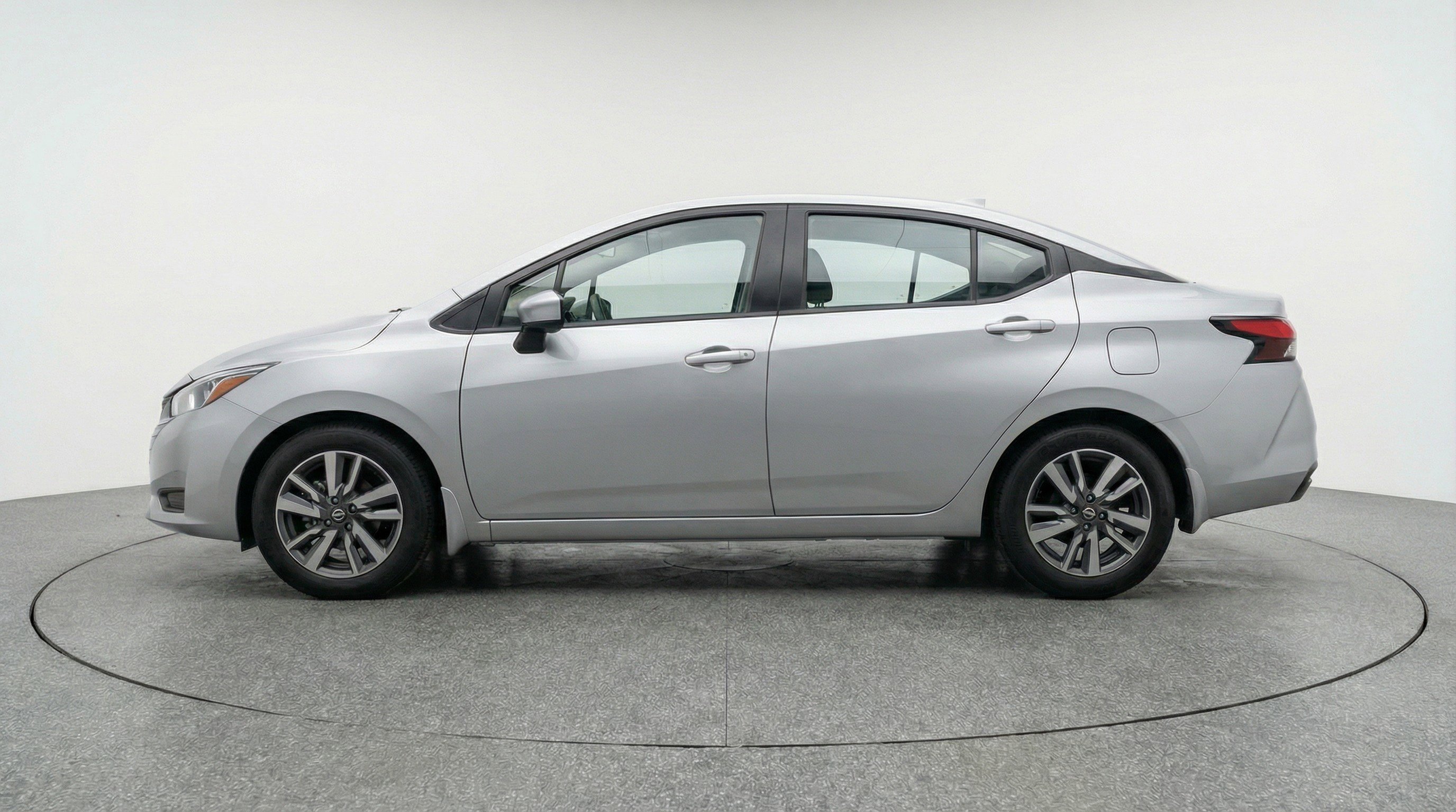 Used 2025 Nissan Versa SV FWD image 5
