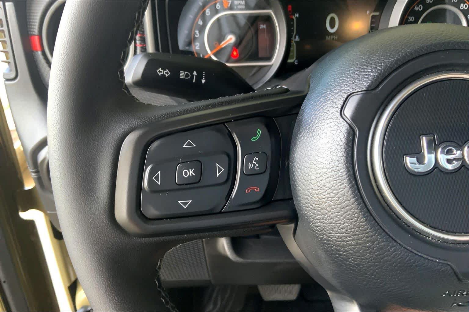 Used 2025 Jeep Gladiator Rubicon w/ Convenience Group AWD/4WD image 24