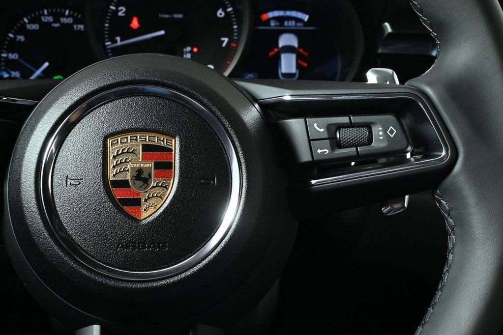 Certified 2025 Porsche Macan image 10