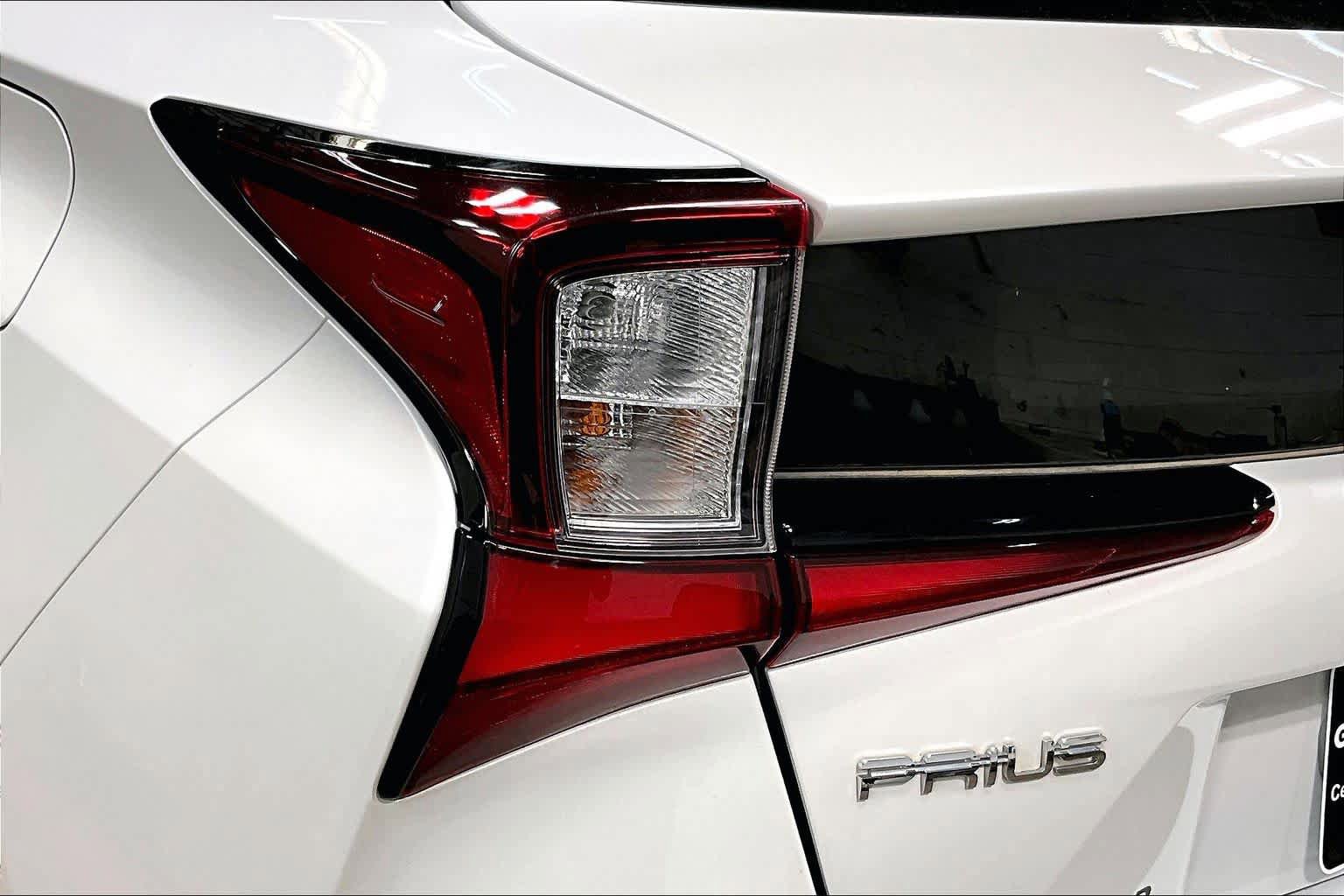 Used 2021 Toyota Prius L Eco FWD image 28