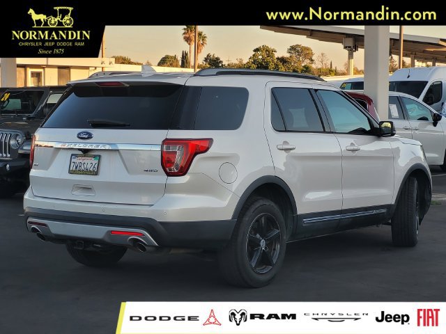 Used 2017 Ford Explorer XLT w/ Equipment Group 202A AWD/4WD image 3