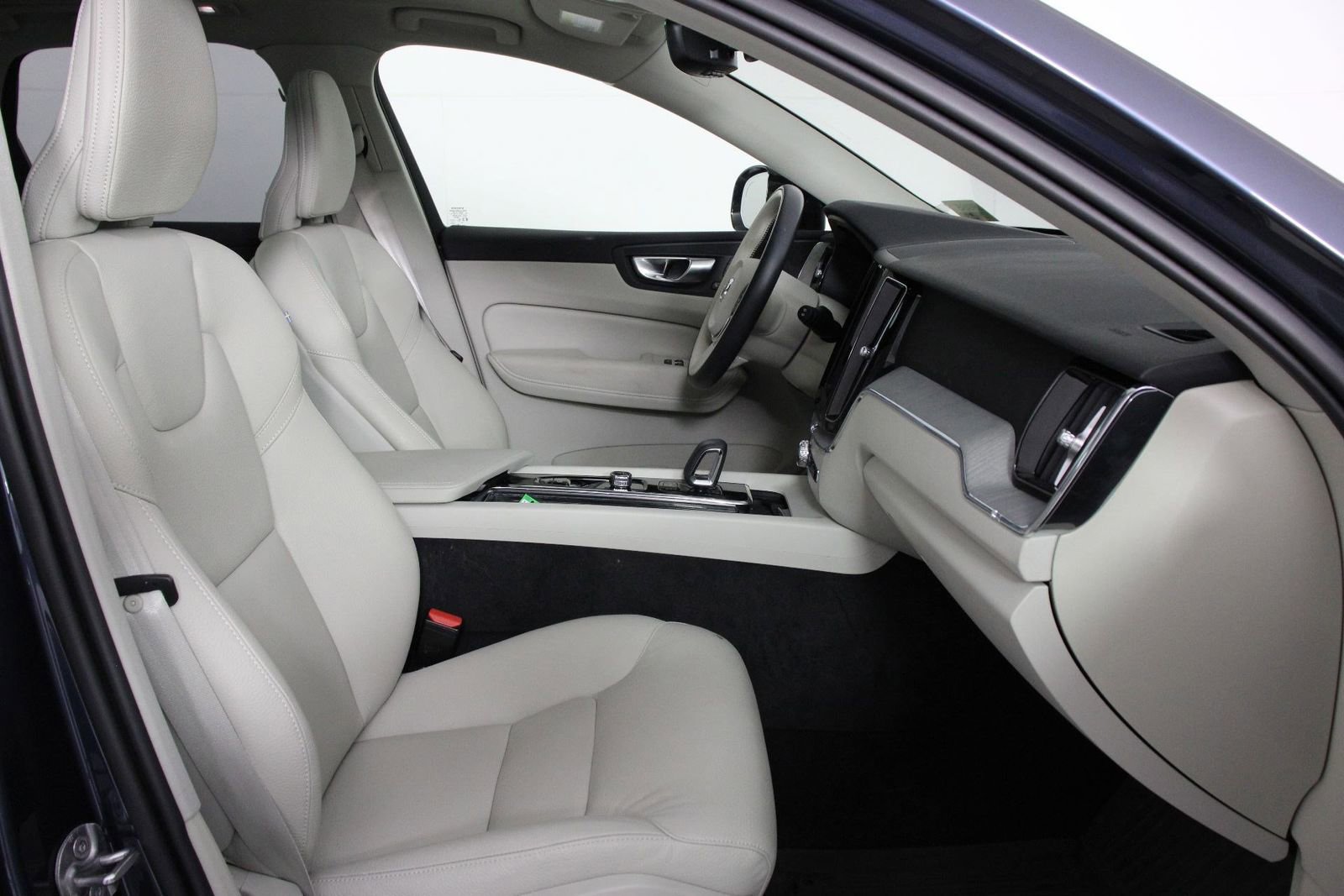 Certified 2025 Volvo XC60 T8 Plus w/ Protection Package Premier image 29