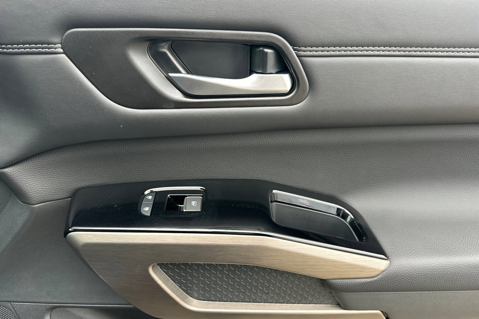 New 2025 Nissan Pathfinder Platinum w/ Black Appearance Package image 22