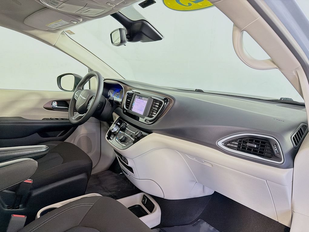 Used 2023 Chrysler Voyager LX FWD image 28