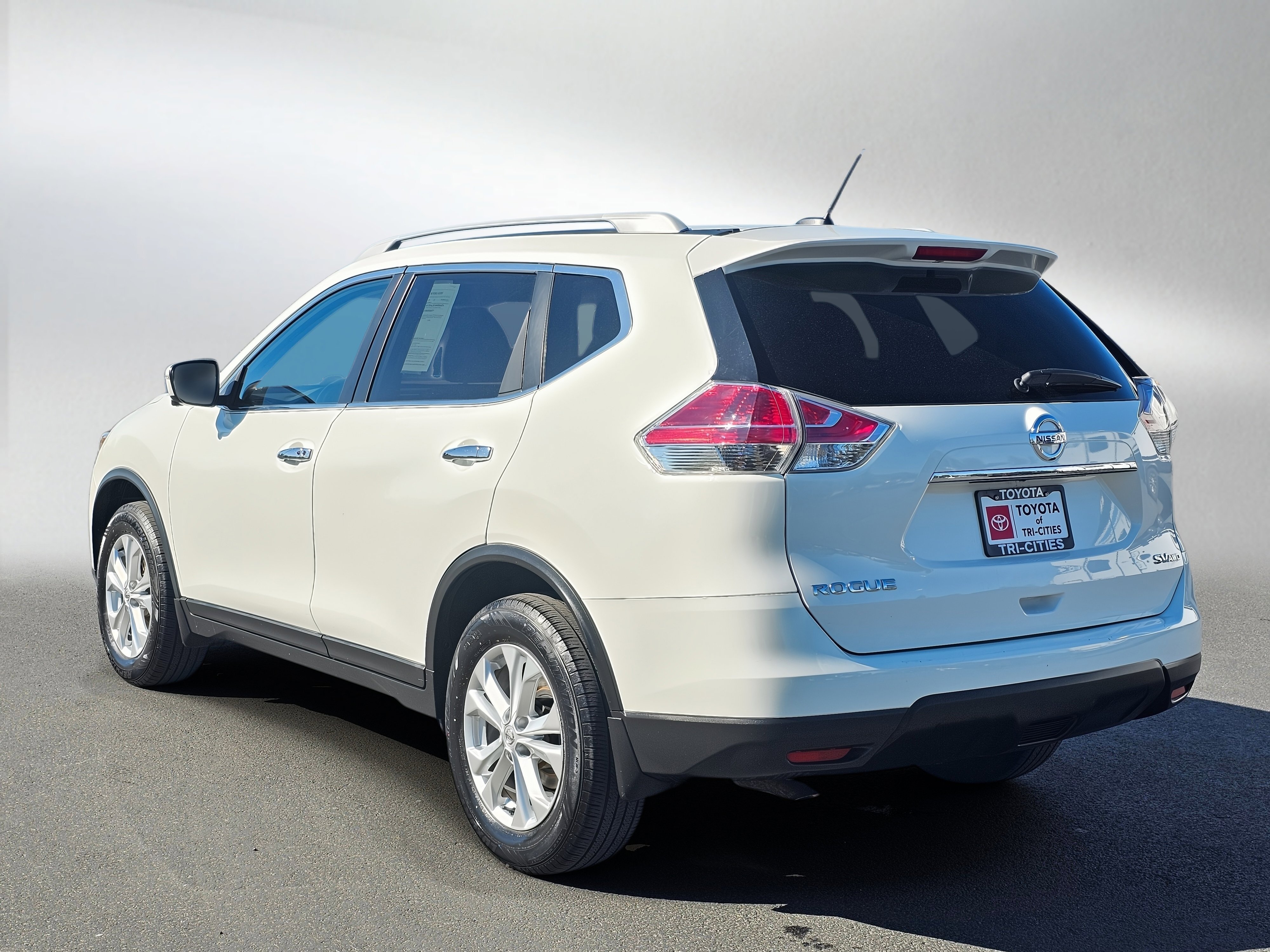 Used 2016 Nissan Rogue SV w/ SV Premium Package AWD/4WD image 3