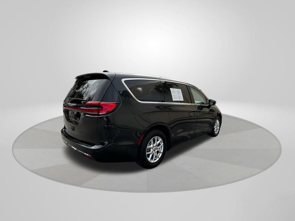 Used 2023 Chrysler Pacifica Touring-L FWD image 7