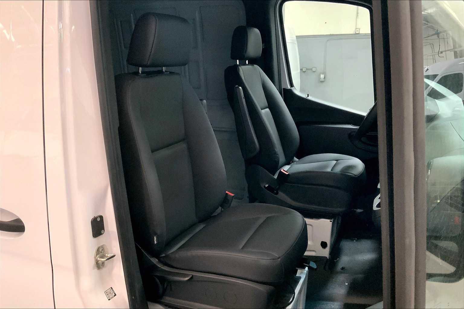 Used 2024 Mercedes-Benz Sprinter 2500 image 7