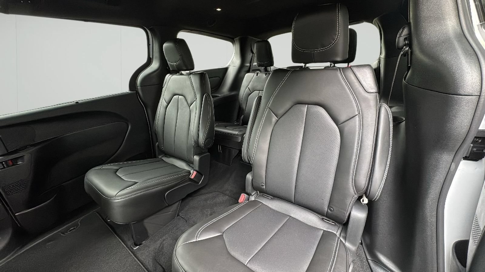 New 2025 Chrysler Pacifica Select AWD/4WD image 25