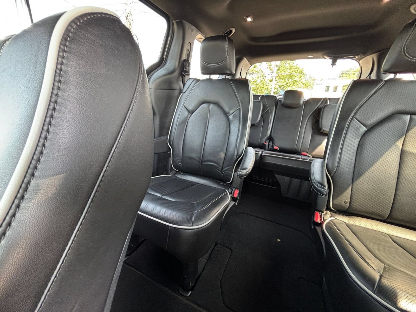 Used 2025 Chrysler Pacifica Limited FWD image 42