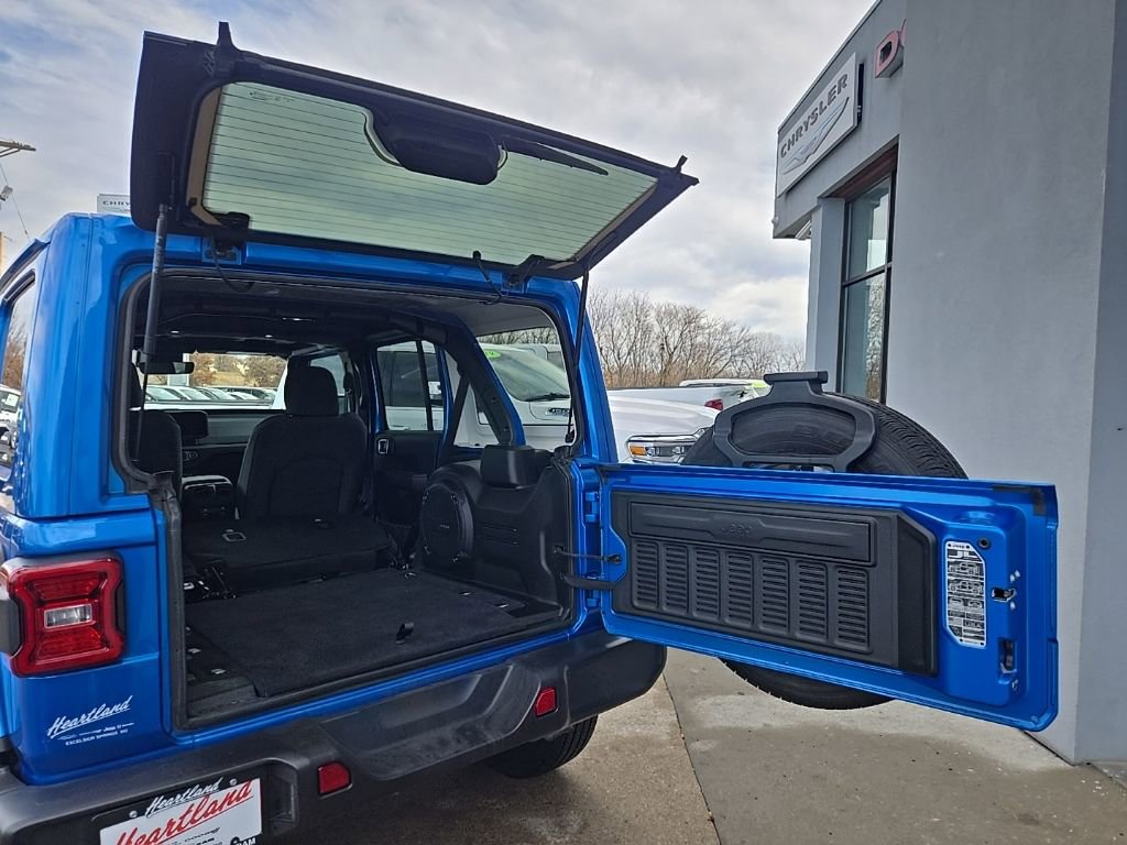 Used 2024 Jeep Wrangler Sahara w/ Technology Group AWD/4WD image 90