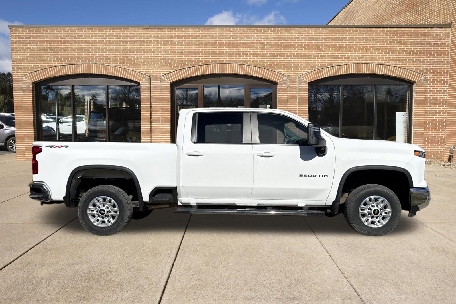 Used 2025 Chevrolet Silverado 2500 LT w/ Convenience Package AWD/4WD image 2