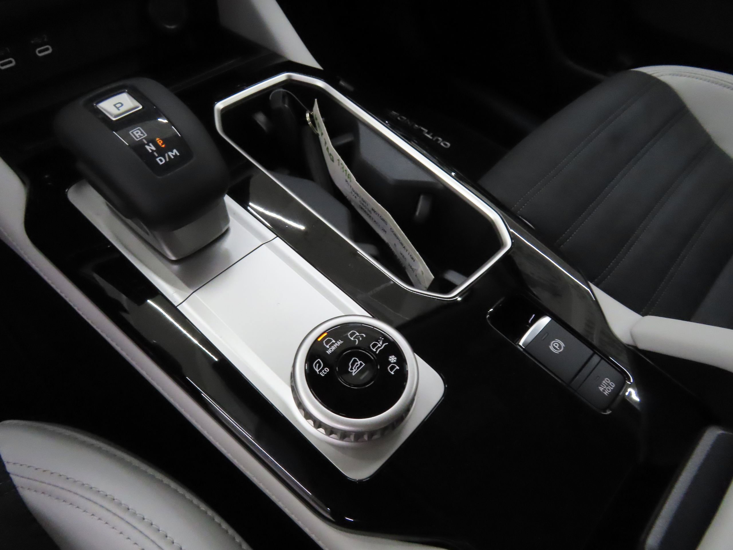 New 2025 Mitsubishi Outlander SE image 12