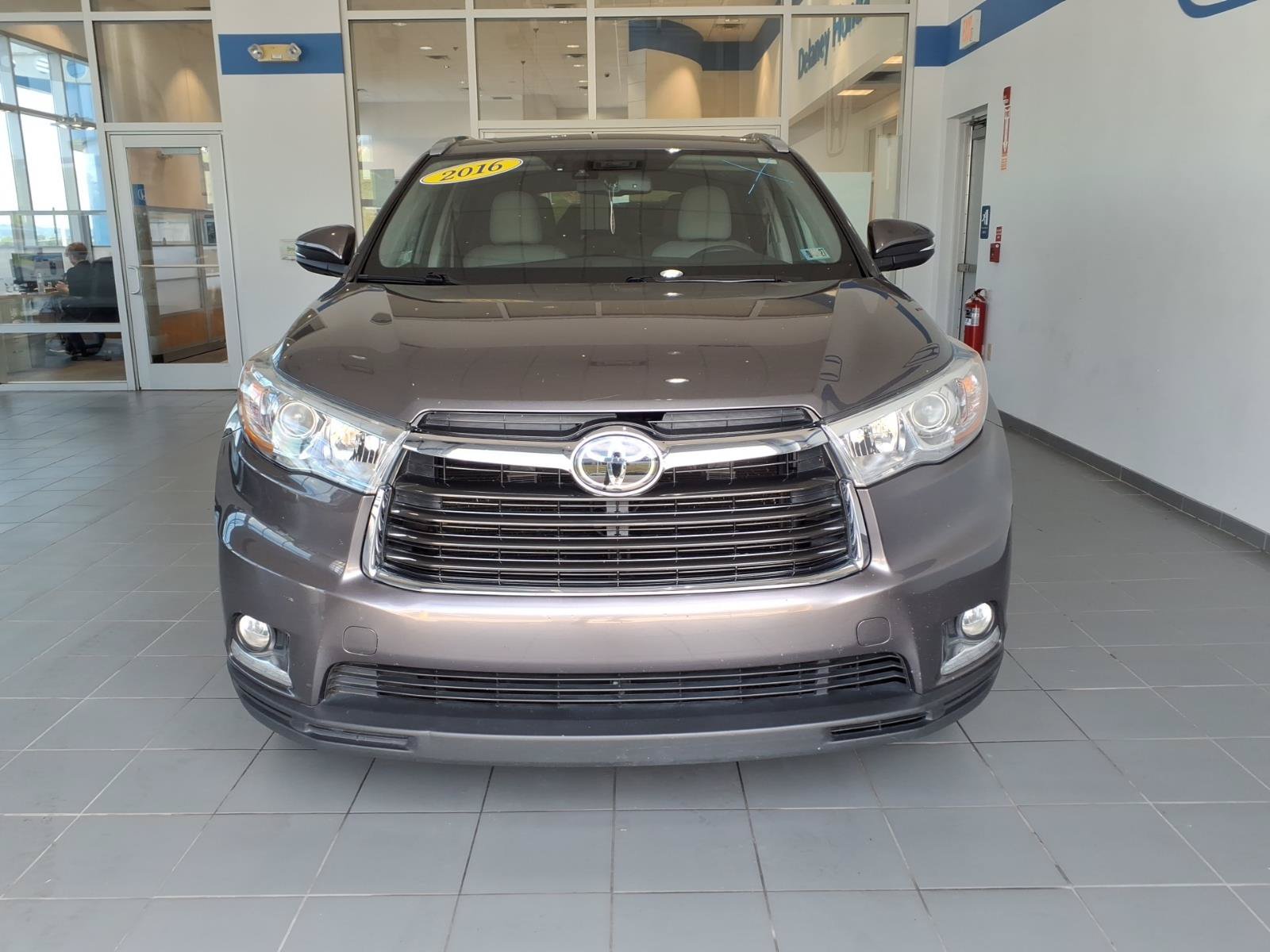 Used 2016 Toyota Highlander Limited w/ Driver Technology Package AWD/4WD image 2