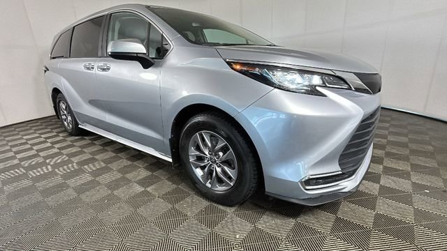 Used 2021 Toyota Sienna XLE FWD image 2