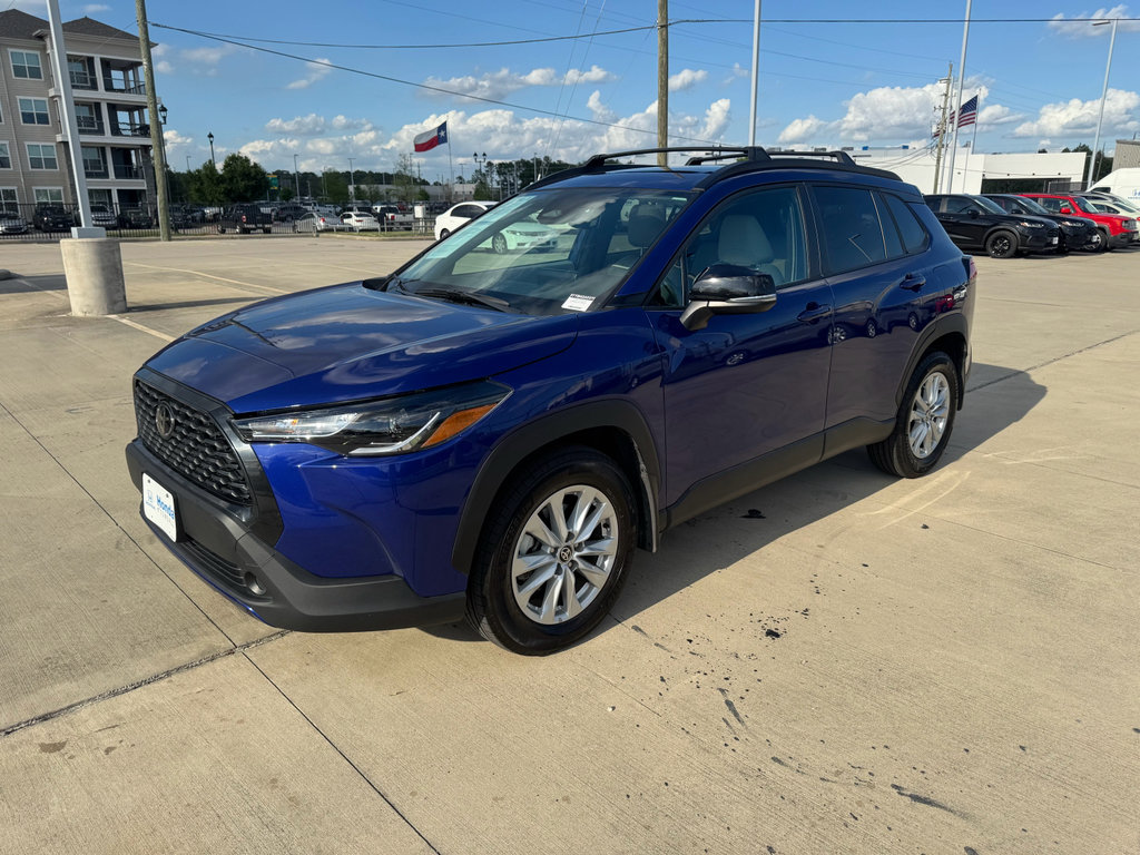 Used 2025 Toyota Corolla Cross LE w/ Moonroof Package FWD image 4