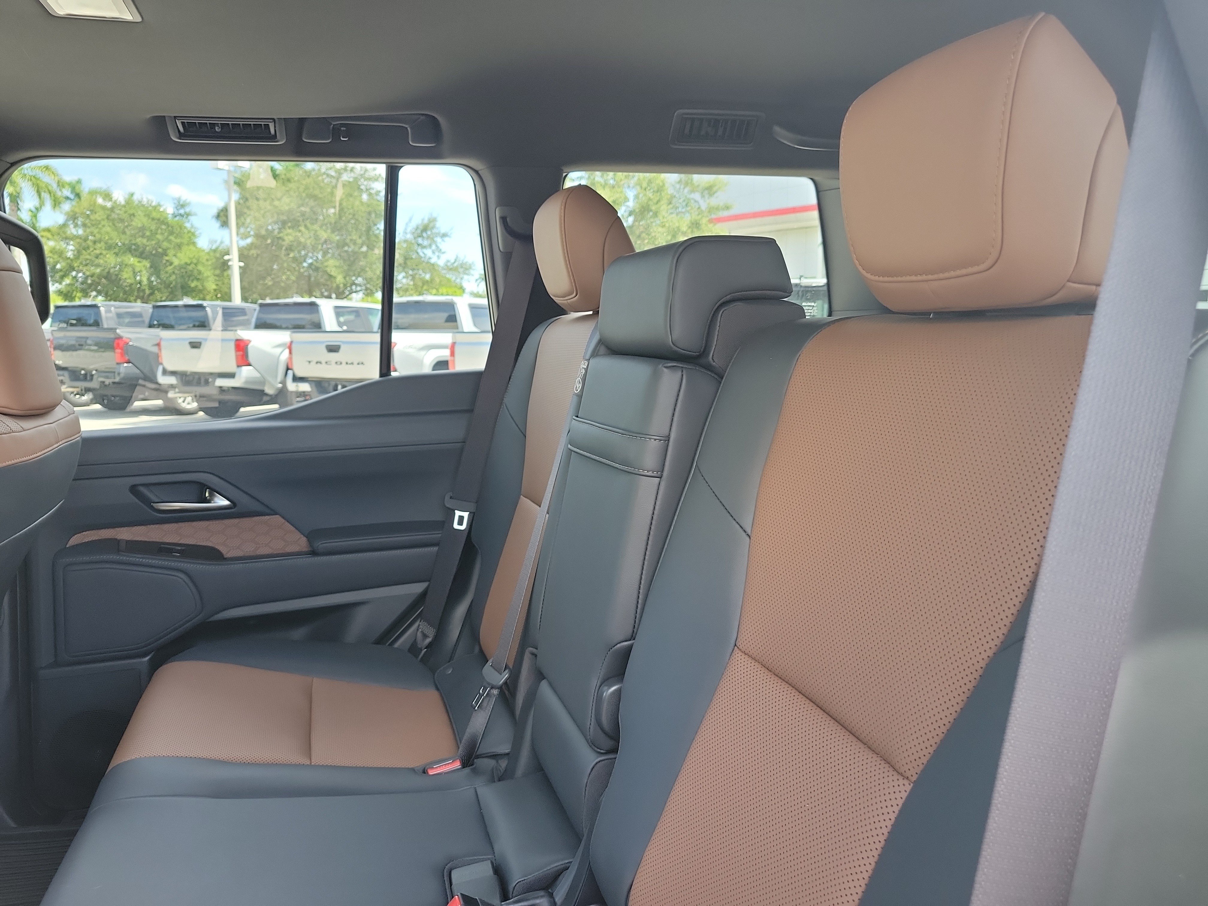 Used 2025 Lexus GX 550 w/ Accessory Package (2T) AWD/4WD image 16