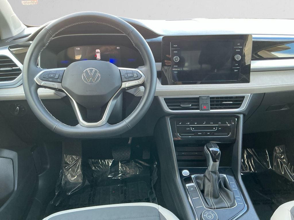 Used 2025 Volkswagen Taos SE w/ Panoramic Sunroof Package image 10