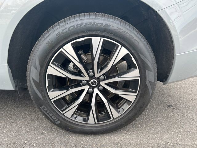 Certified 2025 Volvo XC60 B5 Plus image 9