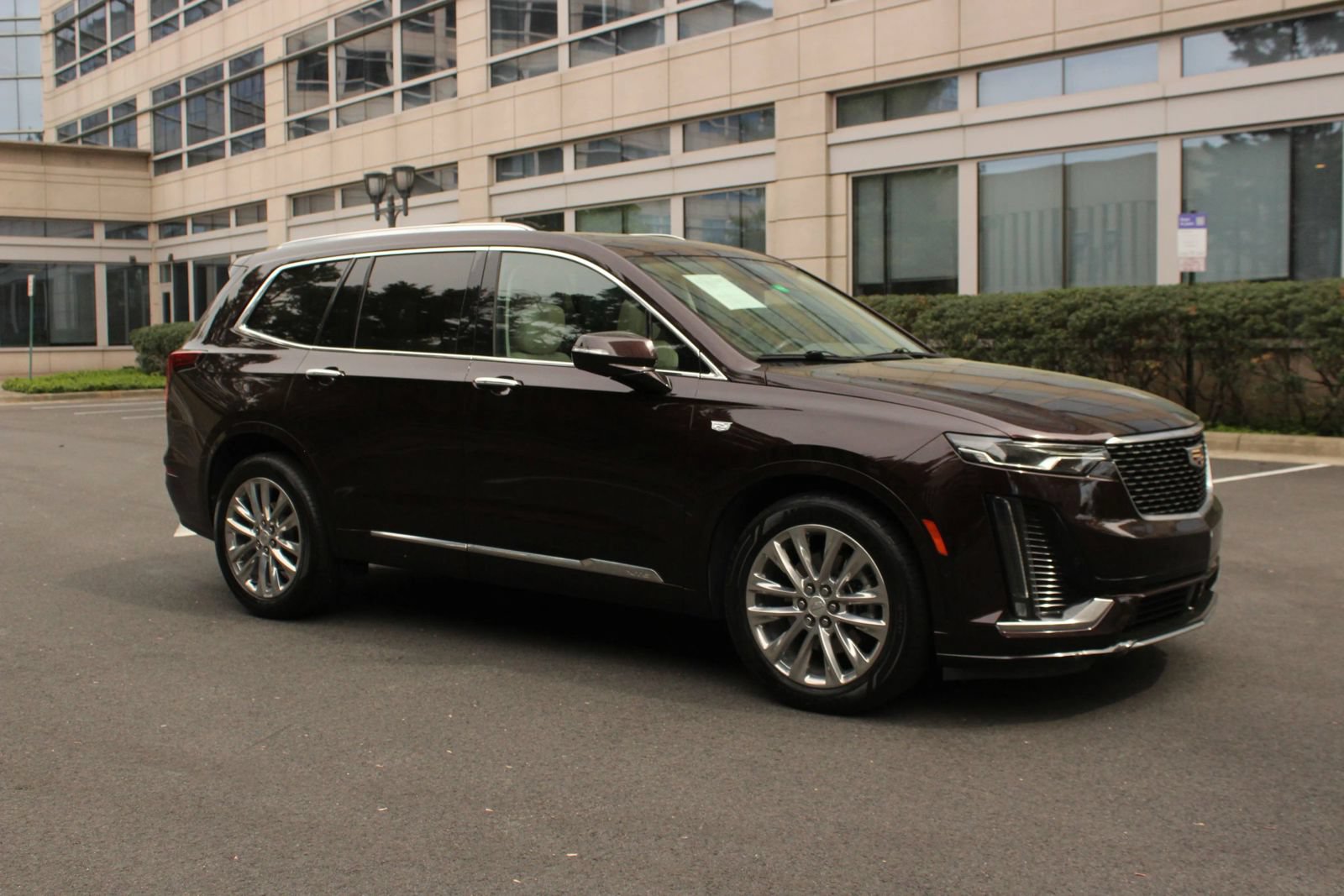 Used 2021 Cadillac XT6 Premium Luxury FWD image 2