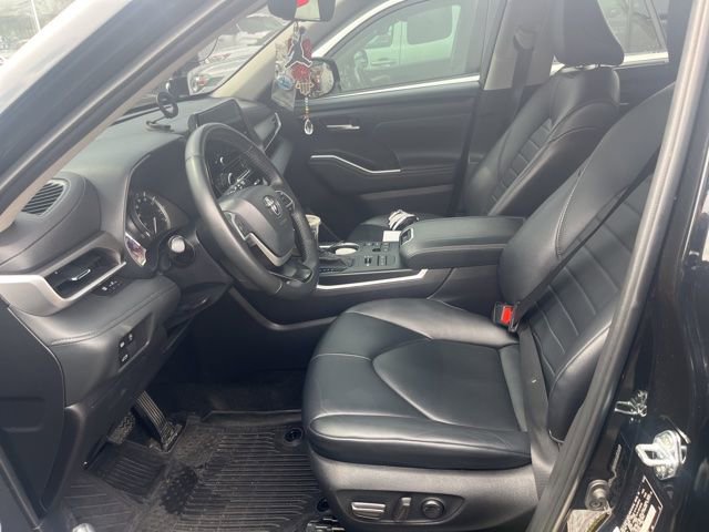 Used 2024 Toyota Highlander XLE image 2