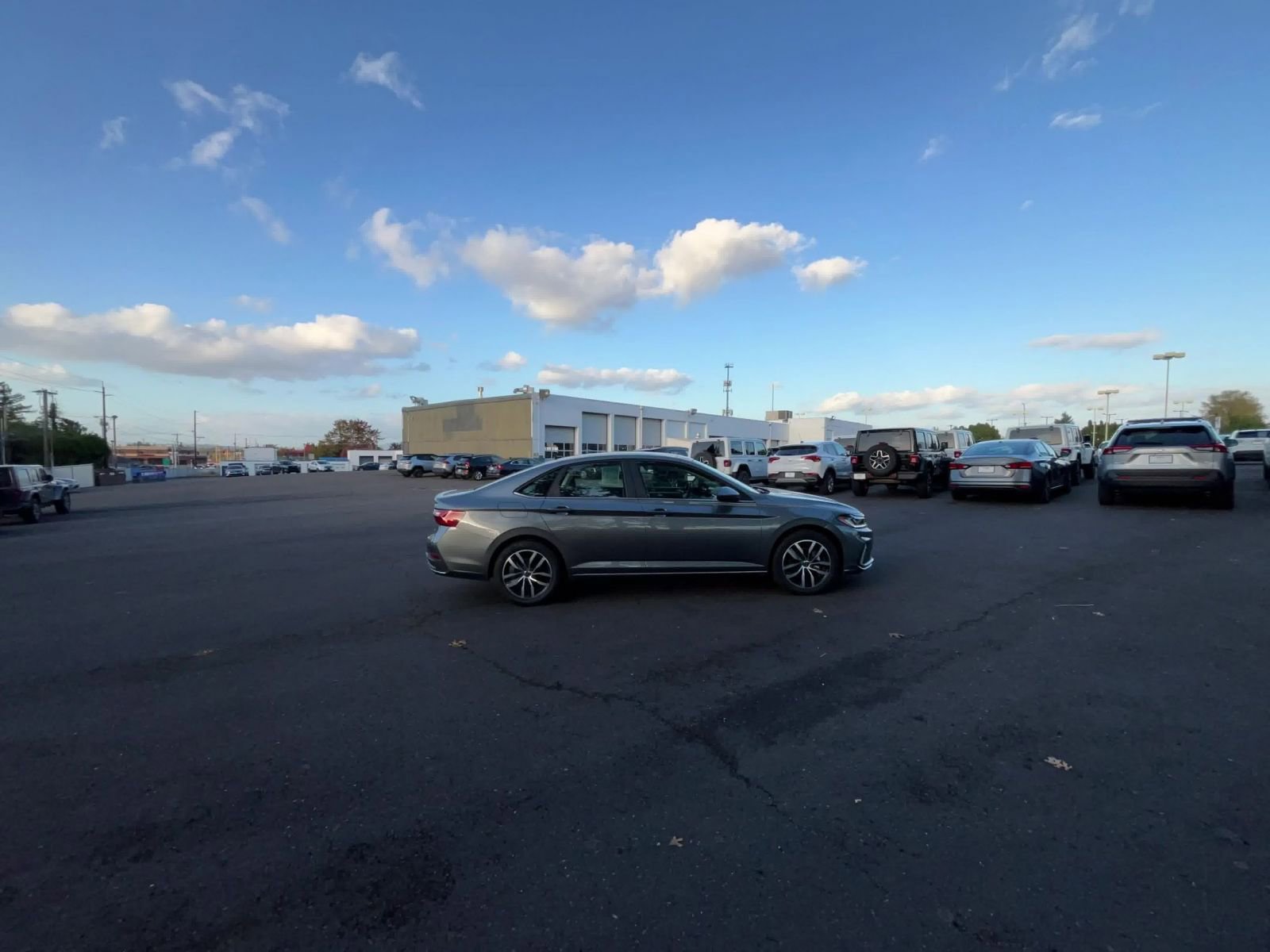 Used 2025 Volkswagen Jetta SE image 16