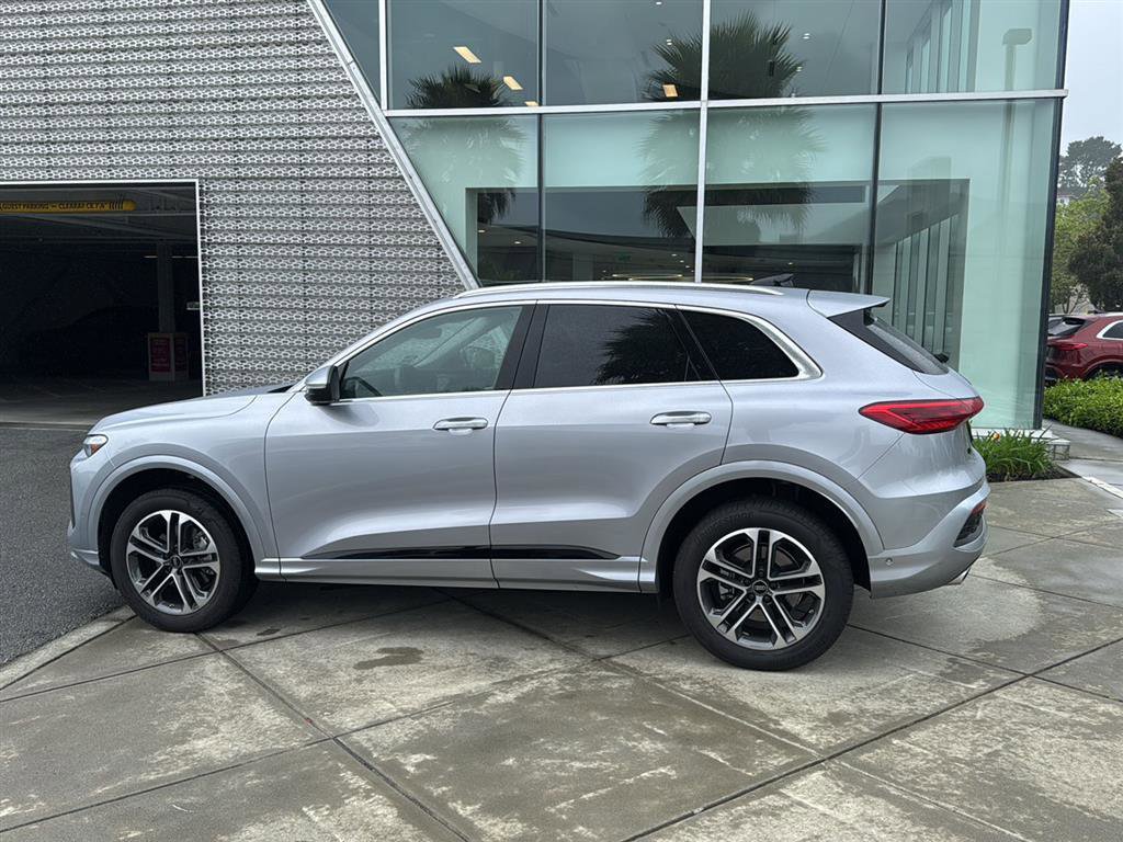 Used 2025 Audi Q5 Premium w/ Convenience Package image 9