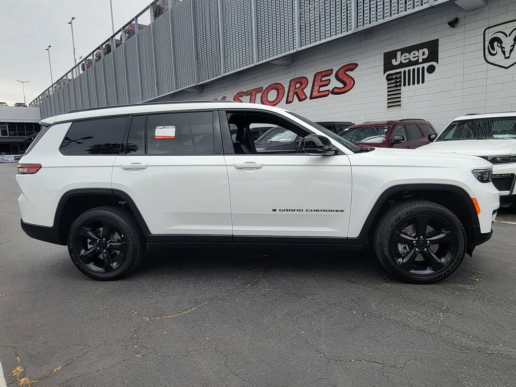 Used 2024 Jeep Grand Cherokee L Altitude RWD image 31