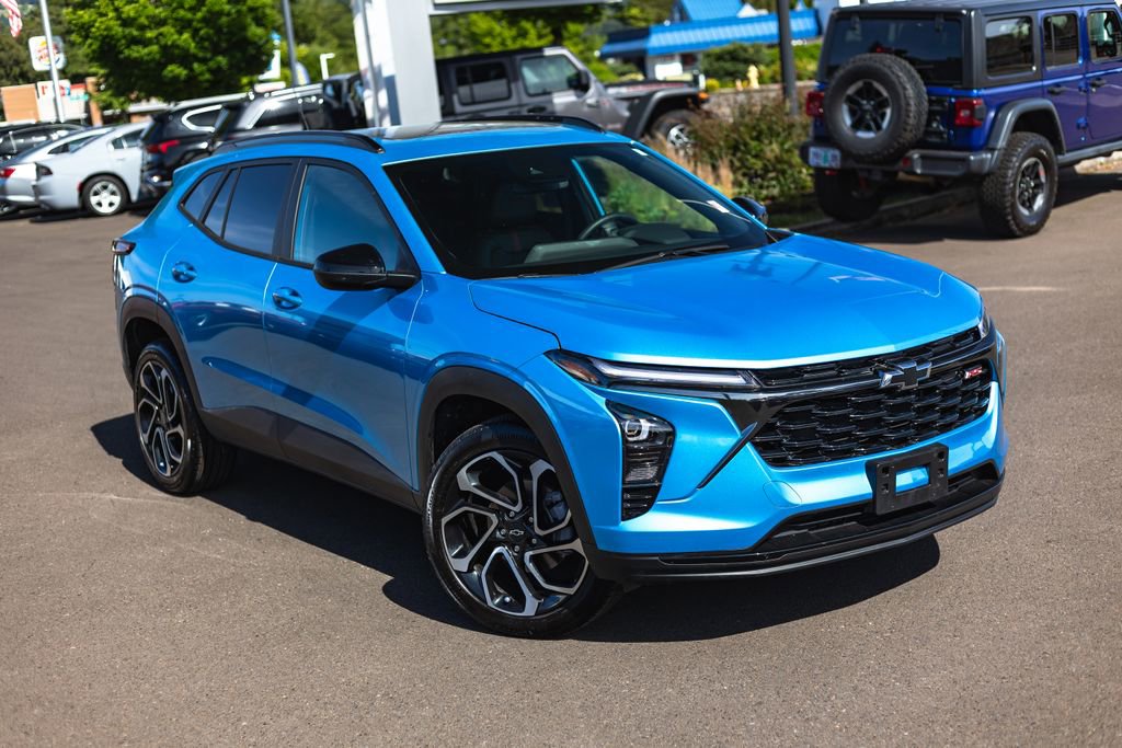 Used 2025 Chevrolet Trax RS w/ Sunroof Package FWD image 2
