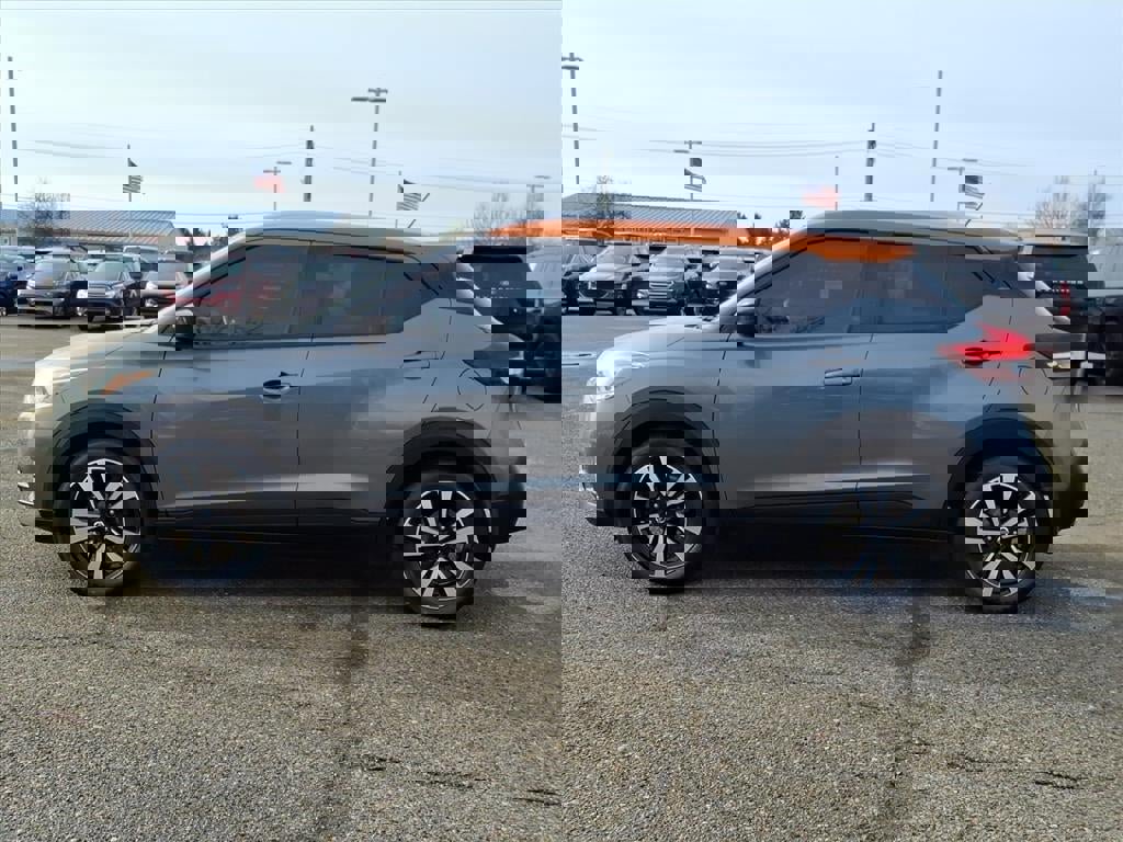 Used 2018 Nissan Kicks SV image 3