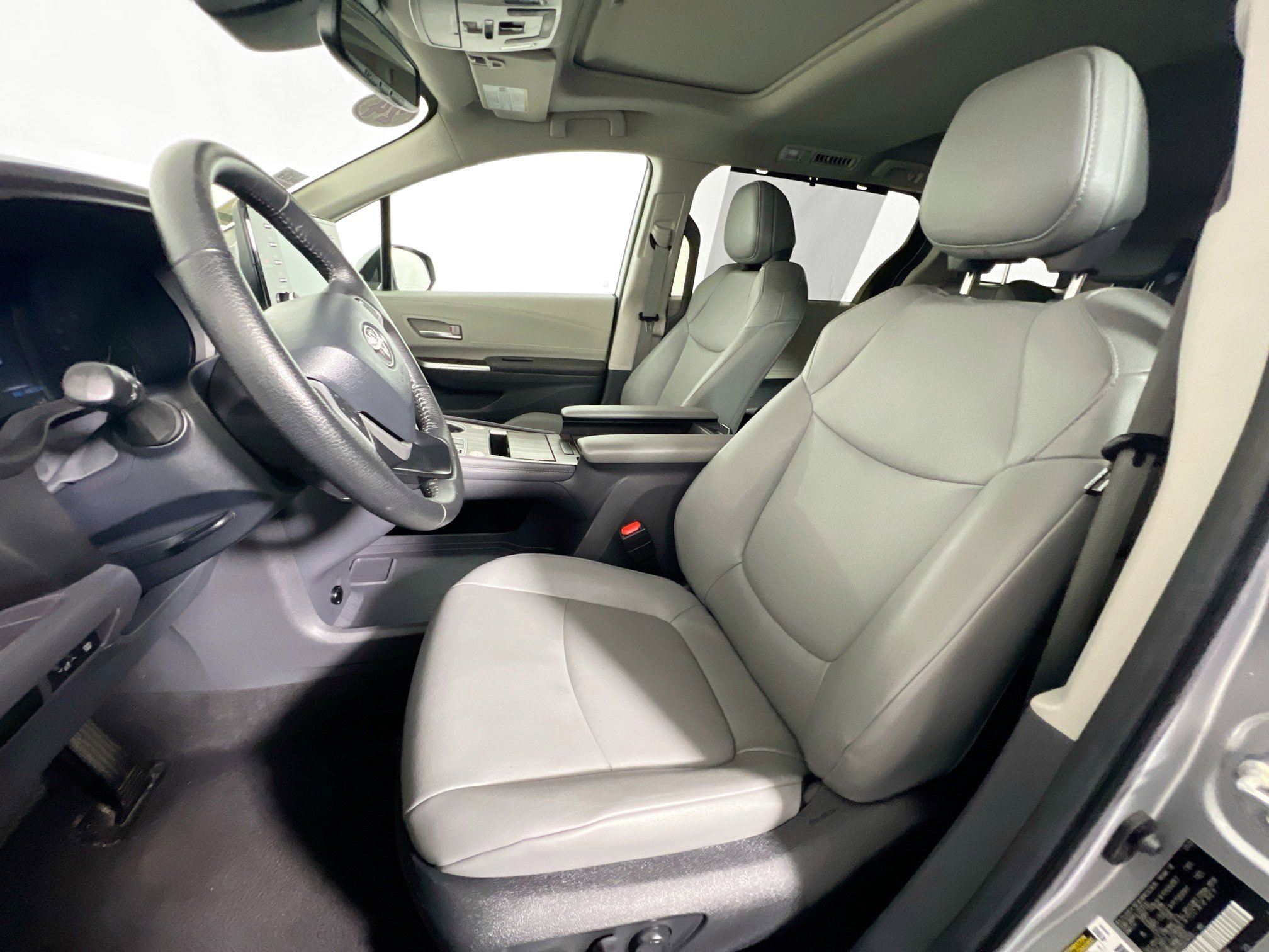 Used 2024 Toyota Sienna XLE FWD image 14