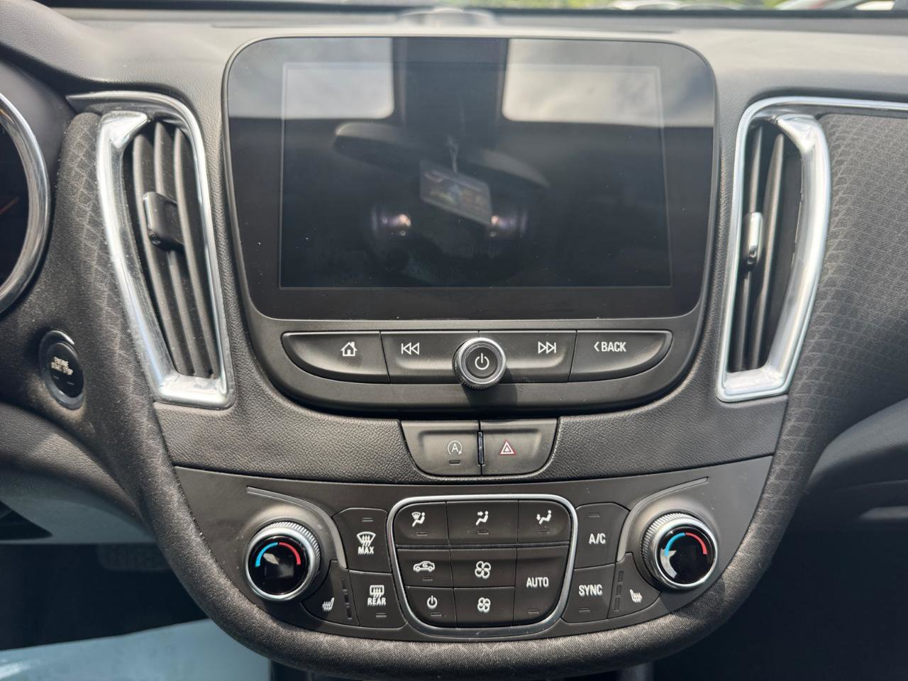 Used 2020 Chevrolet Malibu LT FWD image 12