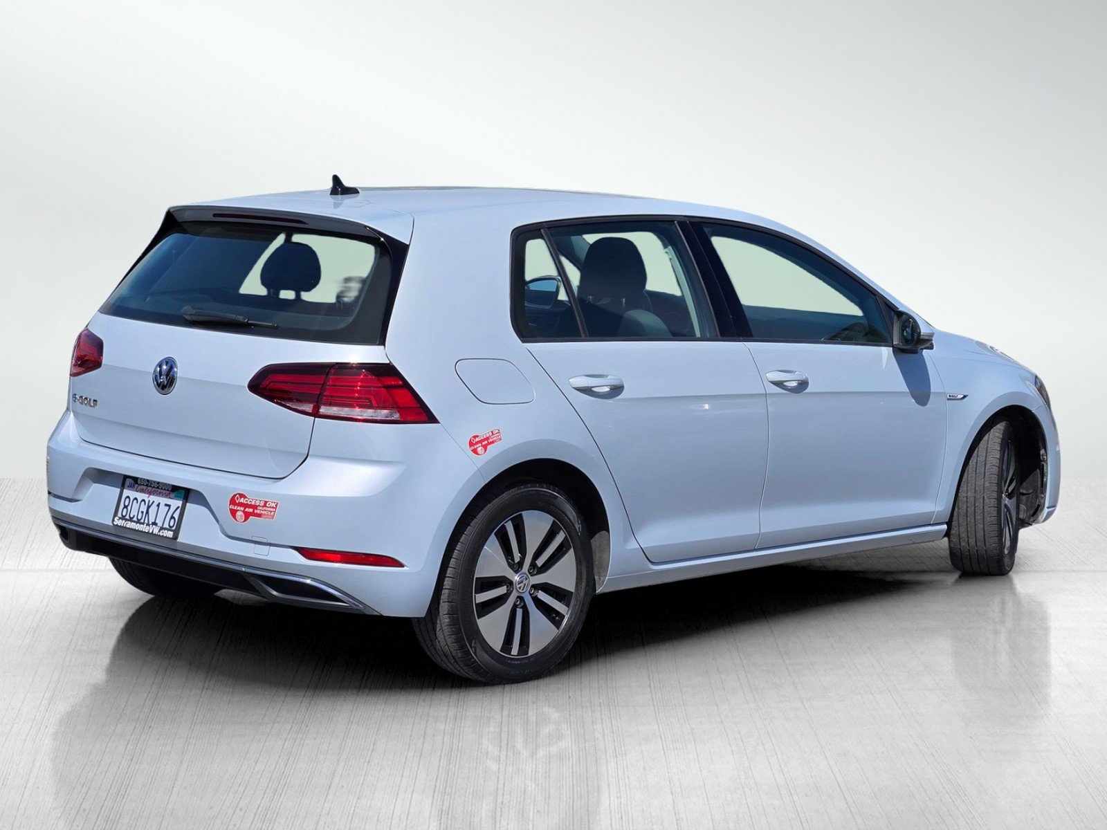 Used 2017 Volkswagen e-Golf SE FWD image 4