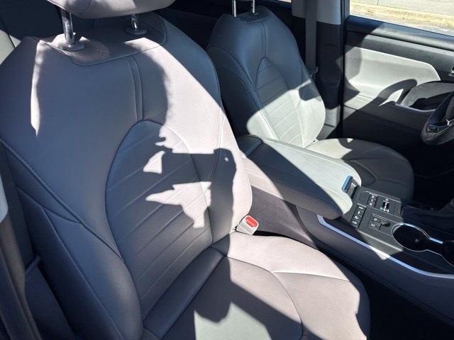 Used 2020 Toyota Highlander XLE AWD/4WD image 16