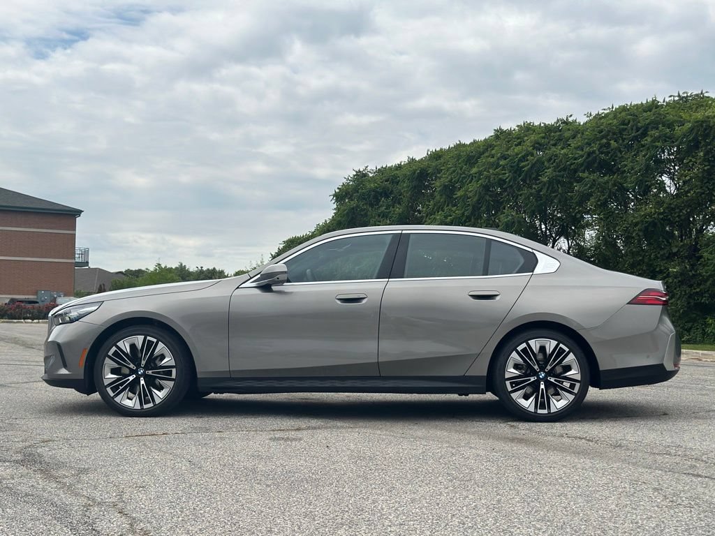 New 2026 BMW 530i xDrive w/ Premium Package AWD/4WD image 4