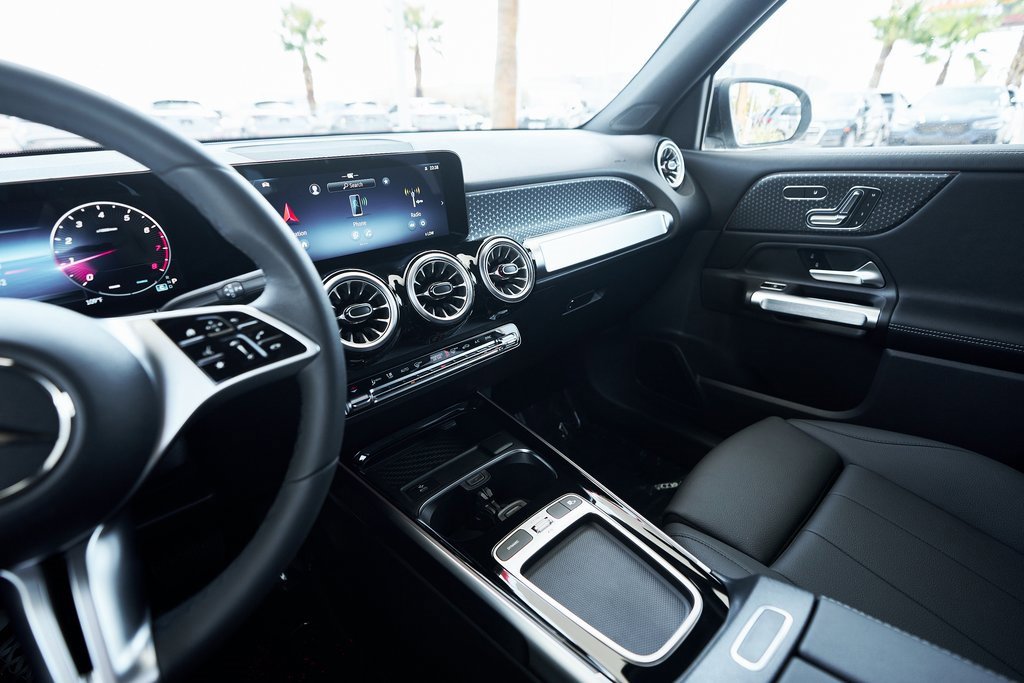 Used 2025 Mercedes-Benz GLB 250 4MATIC w/ Exclusive Package image 45