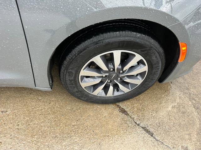 Certified 2022 Chrysler Pacifica Touring-L image 24